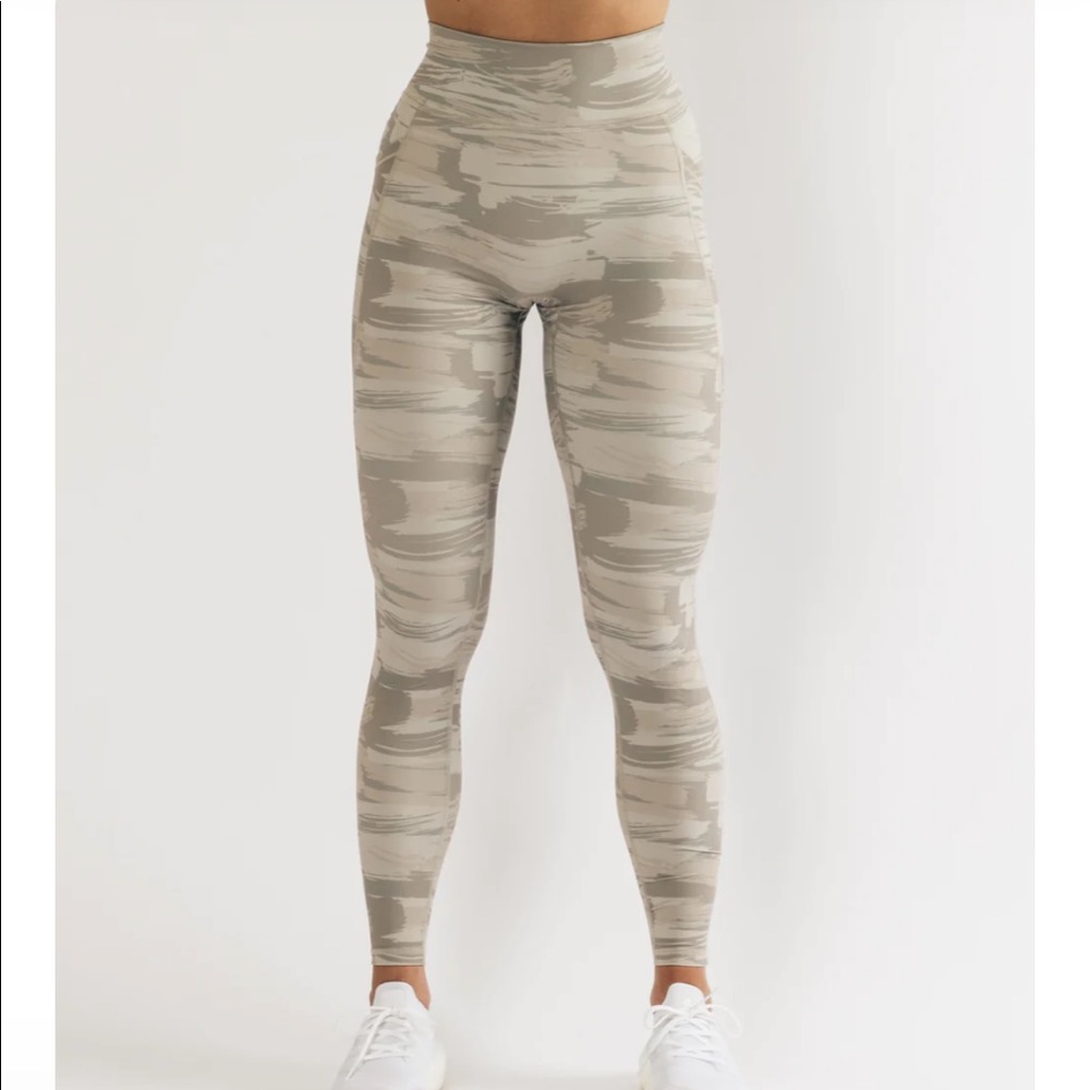Alphalete surface pocket legging